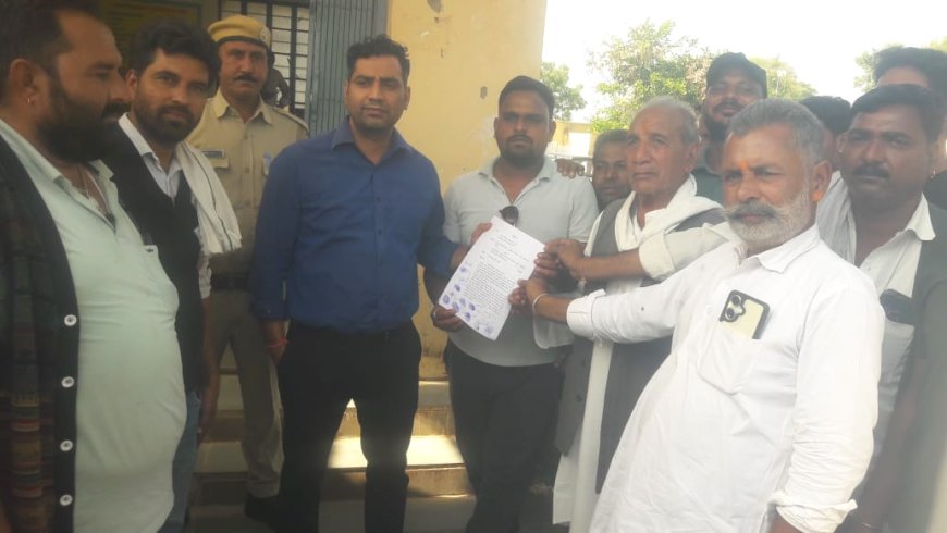 ग्रामीणों ने उपखंड अधिकारी को दिया ज्ञापन।