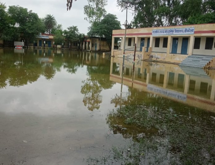 1000 छात्रों का भविष्य पानी में