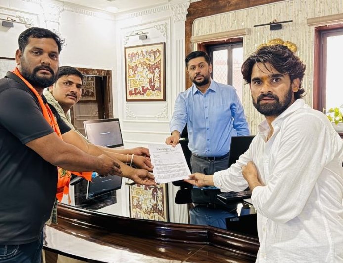 *राष्ट्र माता” का दर्जा दिलाने कलेक्ट्री पहुंचे गौभक्त,*