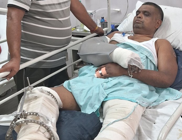 हमले में घायल रोशन माली से मिले महासभा पदाधिकारी, हरसंभव मदद का दिया आश्वासन।