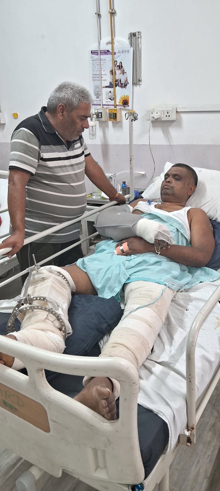 हमले में घायल रोशन माली से मिले महासभा पदाधिकारी, हरसंभव मदद का दिया आश्वासन।