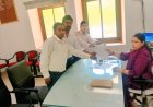26 साल से जर्जर सड़क से त्रस्त ग्रामीणों ने जिला कलेक्टर को सौंपा ज्ञापन,