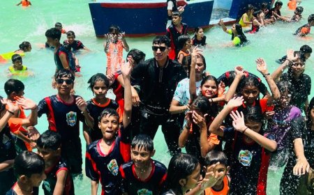 किताबों से निकले बच्चे, वाटर पार्क में मचाया धमाल!