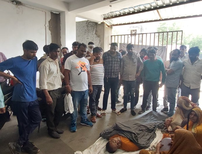 मजदूर दिवस पर फैक्ट्री में कारीगर की मौत, मुआवजे को लेकर हंगामा