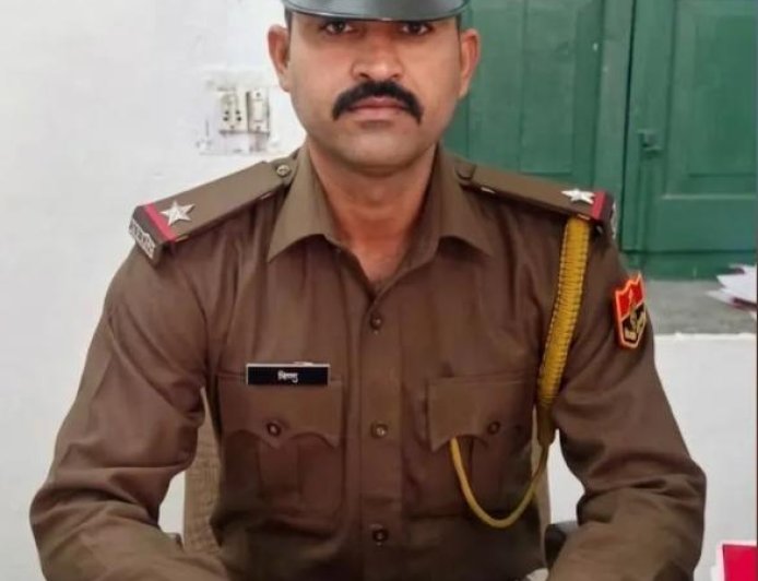 *फंदे से लटका मिला पुलिसकर्मी का शव, मचा हड़कंप।*