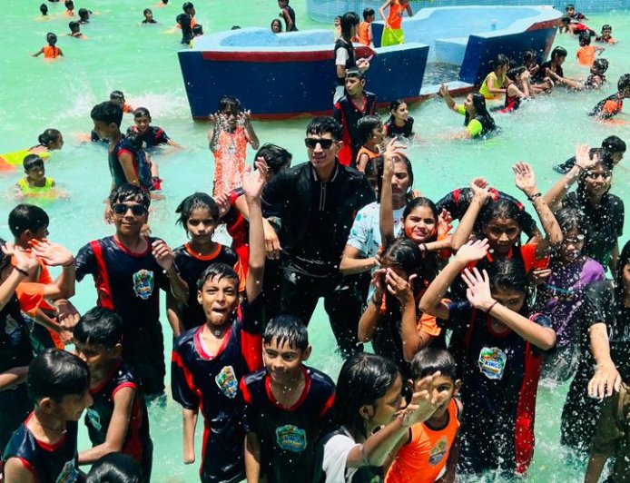 किताबों से निकले बच्चे, वाटर पार्क में मचाया धमाल!