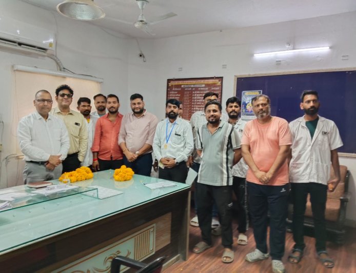 108 एंबुलेंस सेवा के बेस्ट पायलट बने प्रभु प्रजापत, उत्कृष्ट सेवाओं के लिए हुए सम्मानित