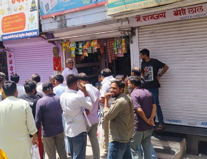 नगर पालिका ईओ के खिलाफ जनता का फूटा गुस्सा