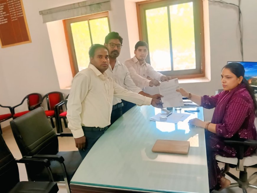 26 साल से जर्जर सड़क से त्रस्त ग्रामीणों ने जिला कलेक्टर को सौंपा ज्ञापन,