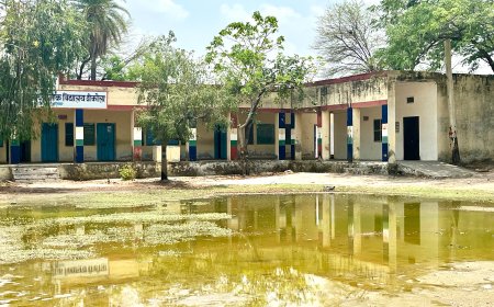 पांच मिनट की बारिश में फिर विद्यालय बना तालाब