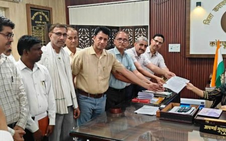 पदोन्नति तिथि अंकन की मांग को लेकर प्रधानाचार्यों ने सौंपा ज्ञापन