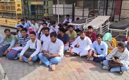महात्मा गांधी चिकित्सालय में 48 नर्सिंग कर्मी बैठे धरने पर