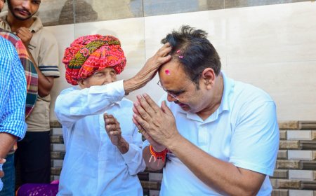 107 साल की कुमकुम देवी, 102 साल के ओंकार तेली ने दिया मुख्यमंत्री को आशीर्वाद