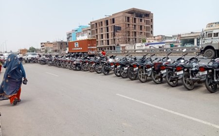 निजी अस्पतालों के बाहर NH-48 की सर्विस लेन पर अवैध पार्किंग का कब्जा,यातायात व्यवस्था प्रभावित।