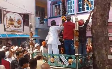 पुर में परचम कुशाई की रस्म अदा, ढोल-नगाड़ों के साथ हुआ आयोजन
