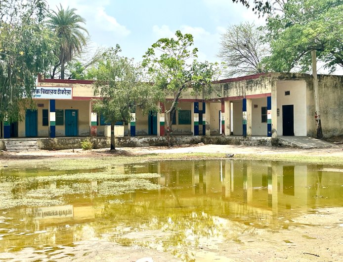 पांच मिनट की बारिश में फिर विद्यालय बना तालाब