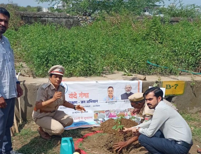 विश्व पर्यावरण दिवस पर लगाया पौधा, पर्यावरण संरक्षण का दिया संदेश