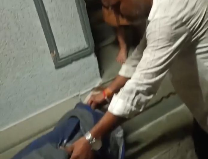 अधूरी नाली बनी हादसों का कारण, बारिश में बछड़ा गिरा