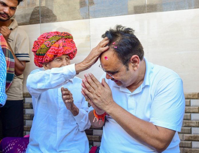 107 साल की कुमकुम देवी, 102 साल के ओंकार तेली ने दिया मुख्यमंत्री को आशीर्वाद