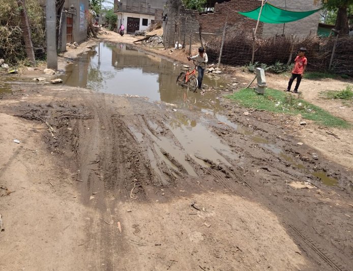 सालेरा की दलित एवं आदिवासी बस्तियों में जलभराव और गंदगी से ग्रामीण परेशान,
