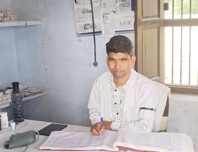 काली पट्टी बांधकर किया विरोध,जल्द जारी हो दो वर्ष की छूट का गजट