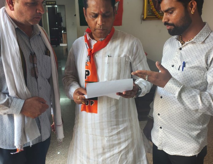 आयुर्वेदिक अस्पताल निर्माण पर उठे सवाल, ग्रामीणों ने विधायक को सौंपा ज्ञापन