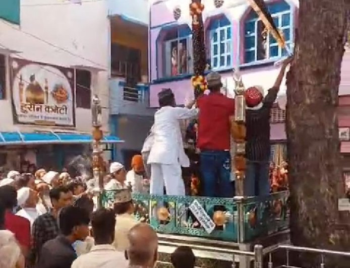 पुर में परचम कुशाई की रस्म अदा, ढोल-नगाड़ों के साथ हुआ आयोजन