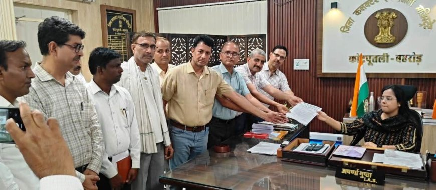 पदोन्नति तिथि अंकन की मांग को लेकर प्रधानाचार्यों ने सौंपा ज्ञापन