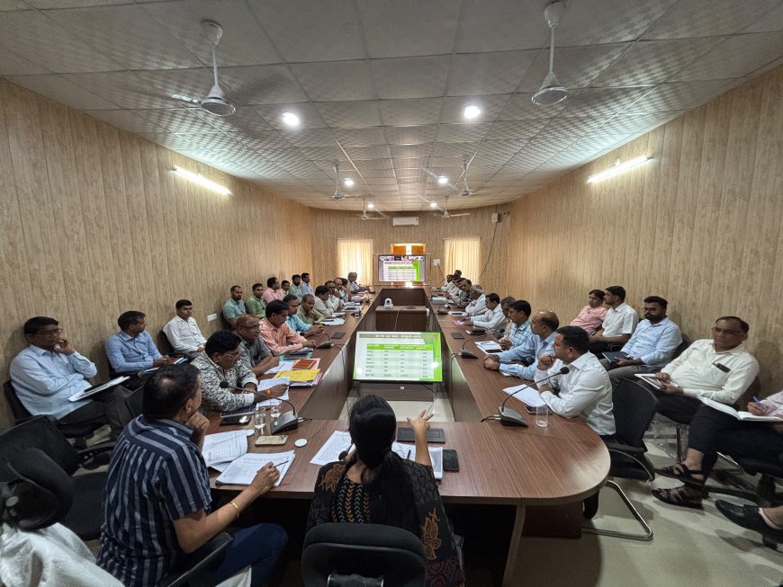 जिला कलेक्टर ने की फ्लैगशिप योजनाओं, बजट घोषणाओं, सम्पर्क प्रकरणों एवं ग्रीष्मकालीन व्यवस्थाओं की समीक्षा की बैठक