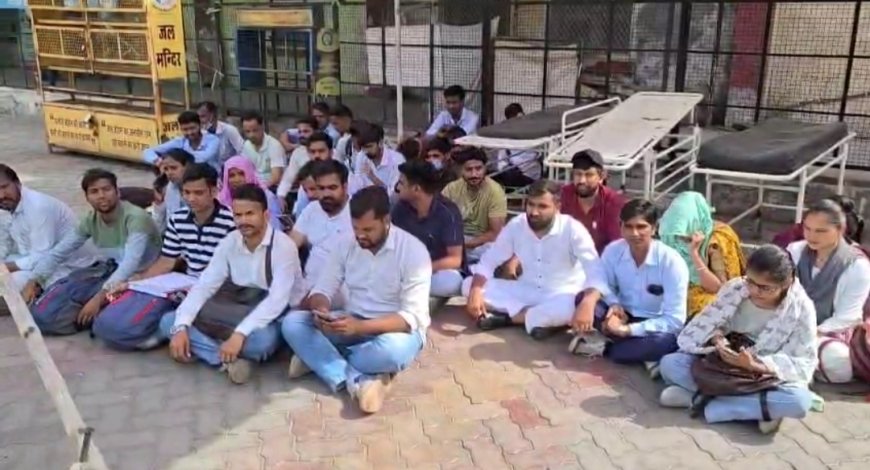 महात्मा गांधी चिकित्सालय में 48 नर्सिंग कर्मी बैठे धरने पर