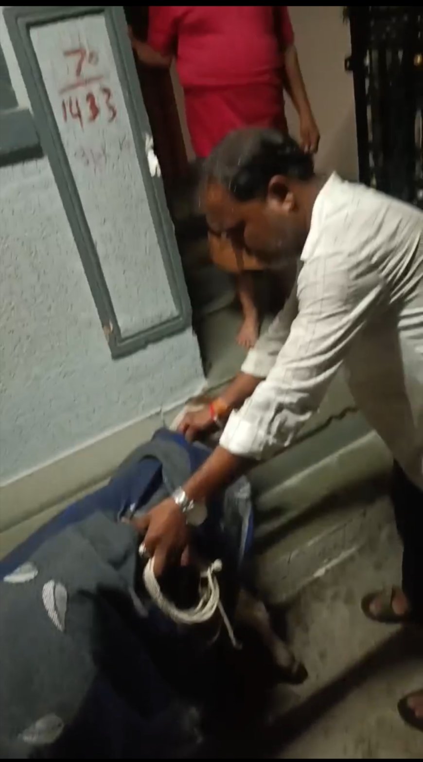 अधूरी नाली बनी हादसों का कारण, बारिश में बछड़ा गिरा
