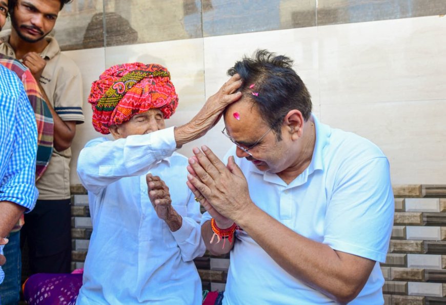 107 साल की कुमकुम देवी, 102 साल के ओंकार तेली ने दिया मुख्यमंत्री को आशीर्वाद