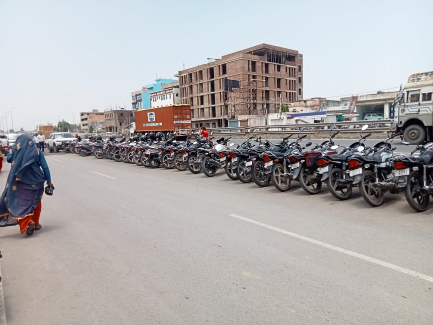 निजी अस्पतालों के बाहर NH-48 की सर्विस लेन पर अवैध पार्किंग का कब्जा,यातायात व्यवस्था प्रभावित।