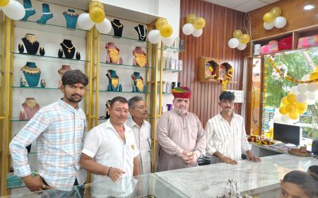 नाकोड़ा रोड पर रेडीमेड शोरूम का शुभारंभ, जनप्रतिनिधियों व समाजजनों ने की शिरकत