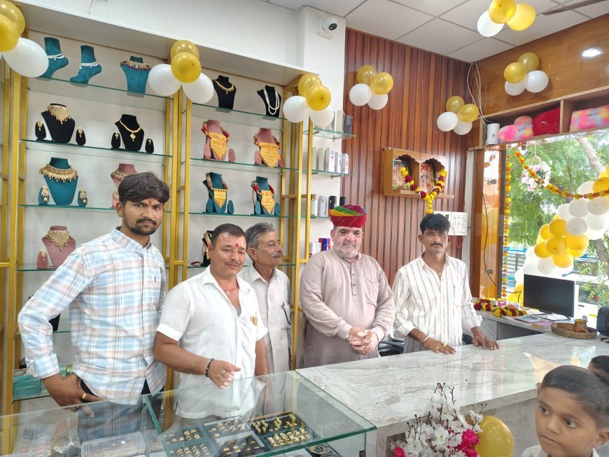 नाकोड़ा रोड पर रेडीमेड शोरूम का शुभारंभ, जनप्रतिनिधियों व समाजजनों ने की शिरकत