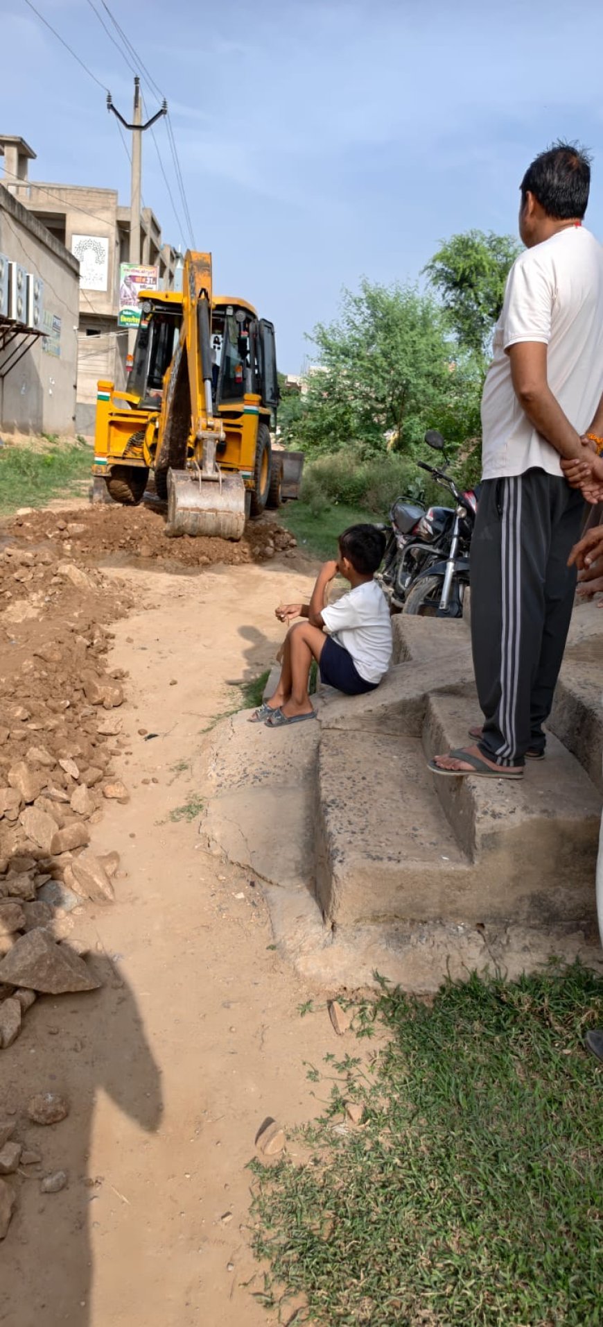खबर का असर: वार्ड 31 में जागी सुध, एमडी नगर की बदहाल सड़क पर डलवाई रोड़ी