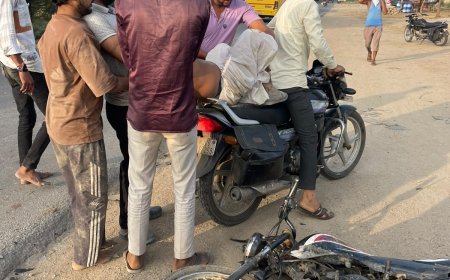 सीमेंट बल्कर की टक्कर से बाइक सवार पिता-पुत्र घायल