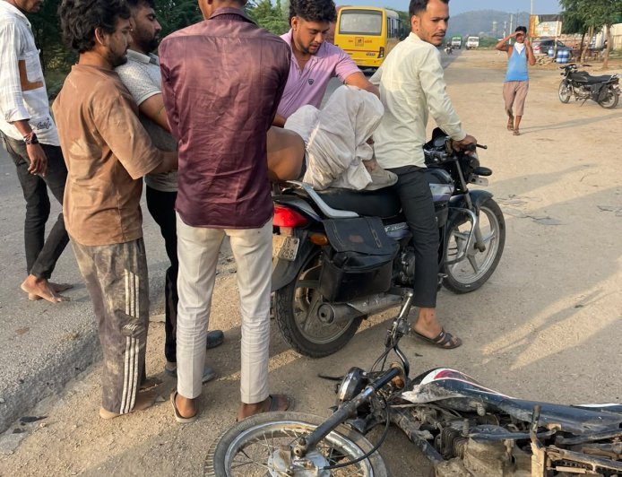 सीमेंट बल्कर की टक्कर से बाइक सवार पिता-पुत्र घायल